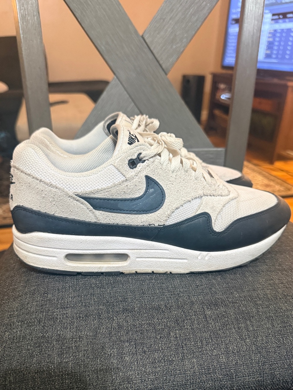 Nike Men’s Low-Top Sneakers in Cream and Navy